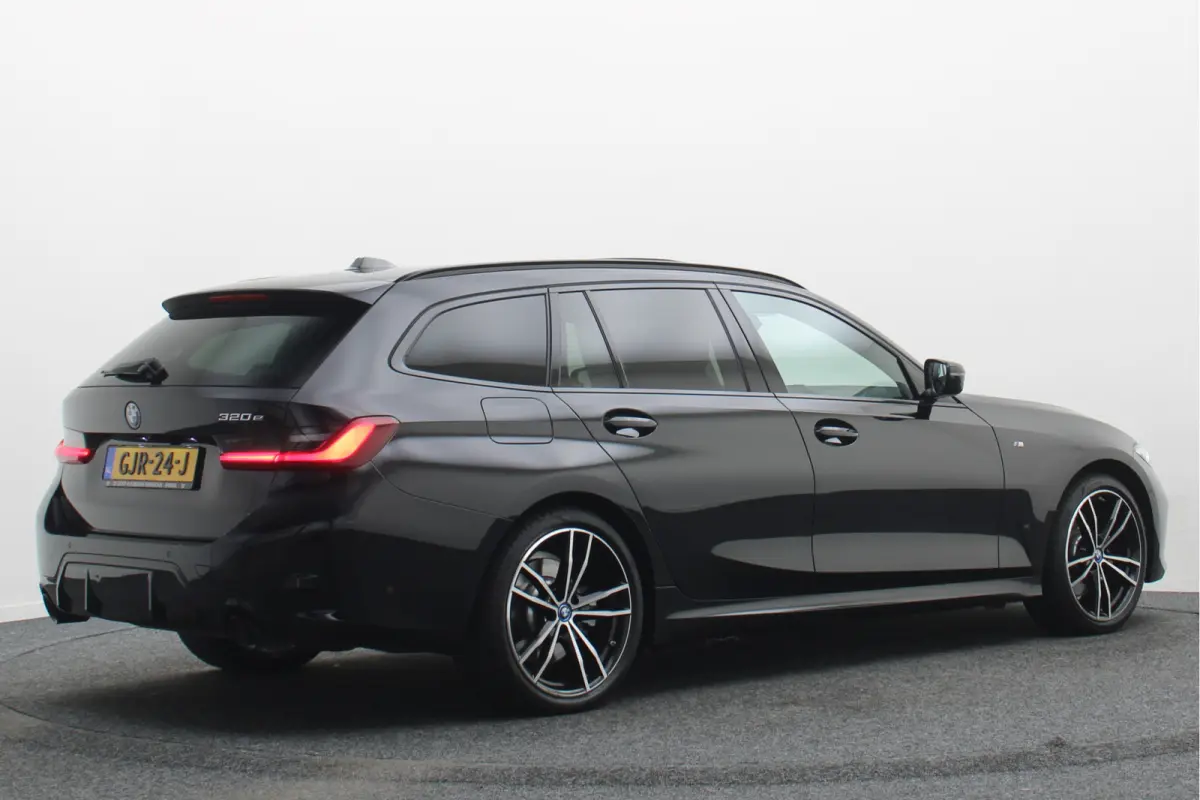 320e Leer, Panoramadak, ACC, Camera, Verwarmd Stuurwiel, LED, Apple Carplay, 19''