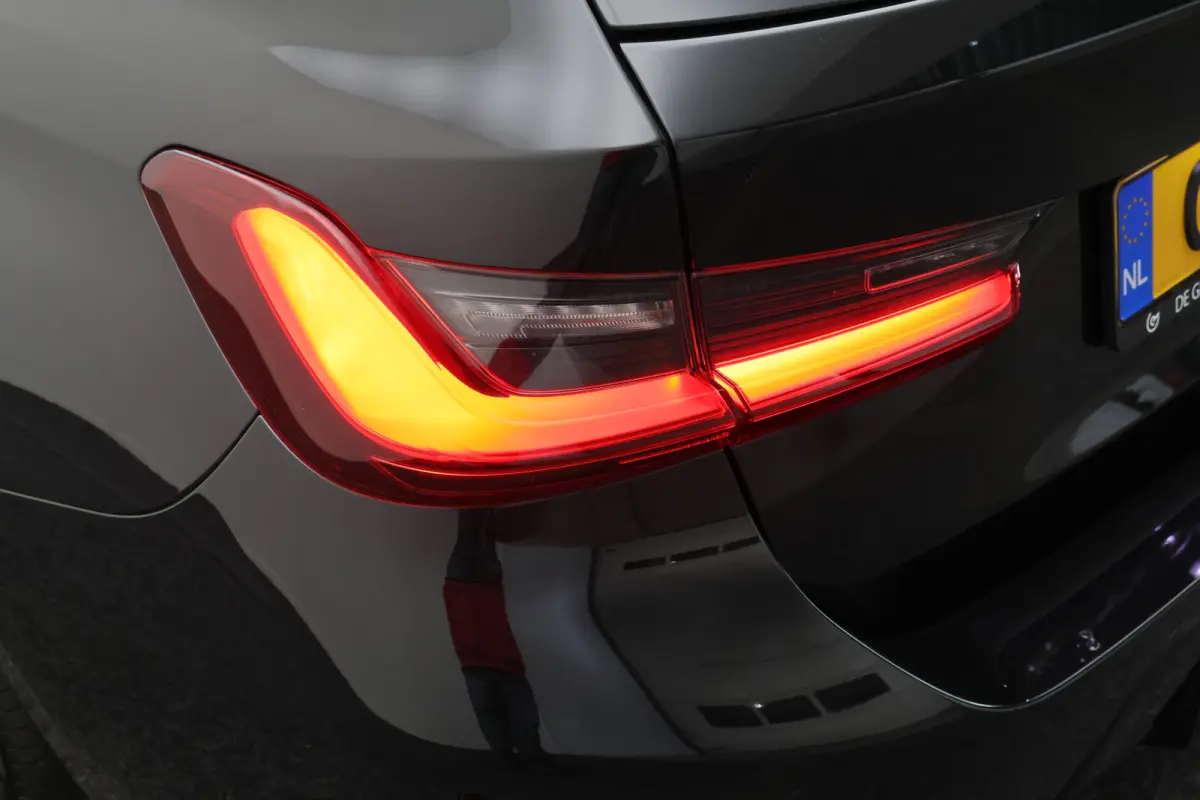 320e Leer, Panoramadak, ACC, Camera, Verwarmd Stuurwiel, LED, Apple Carplay, 19''