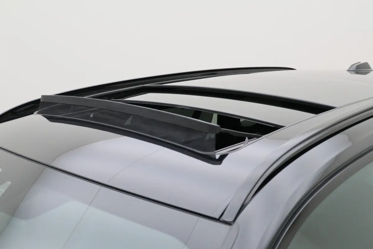 320e Leer, Panoramadak, ACC, Camera, Verwarmd Stuurwiel, LED, Apple Carplay, 19''