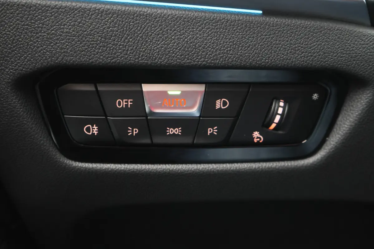 320e Leer, Panoramadak, ACC, Camera, Verwarmd Stuurwiel, LED, Apple Carplay, 19''