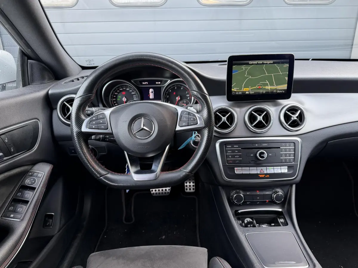 180 AMG | Navigatie | Parkeersensoren | Stoelverwarming | Lichtmetalen Velgen |