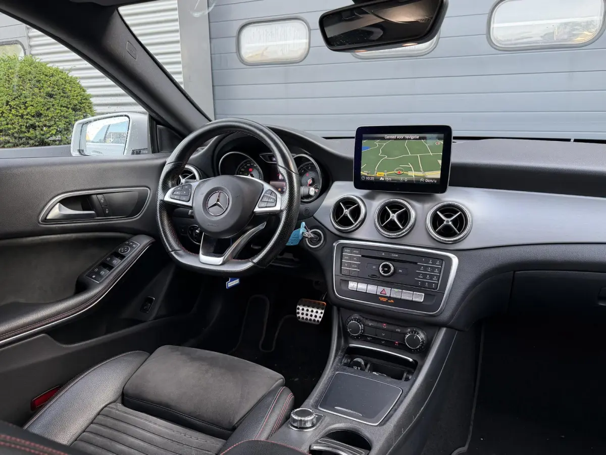 180 AMG | Navigatie | Parkeersensoren | Stoelverwarming | Lichtmetalen Velgen |