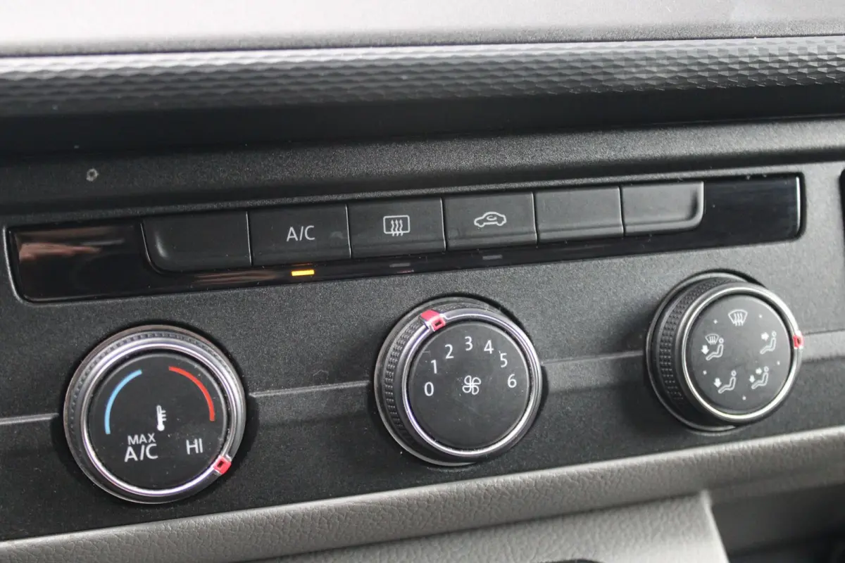 2.0 TDI 110pk L2H1 28 Comfortline | Trekhaak | Cruise Control | App Connect | Airco