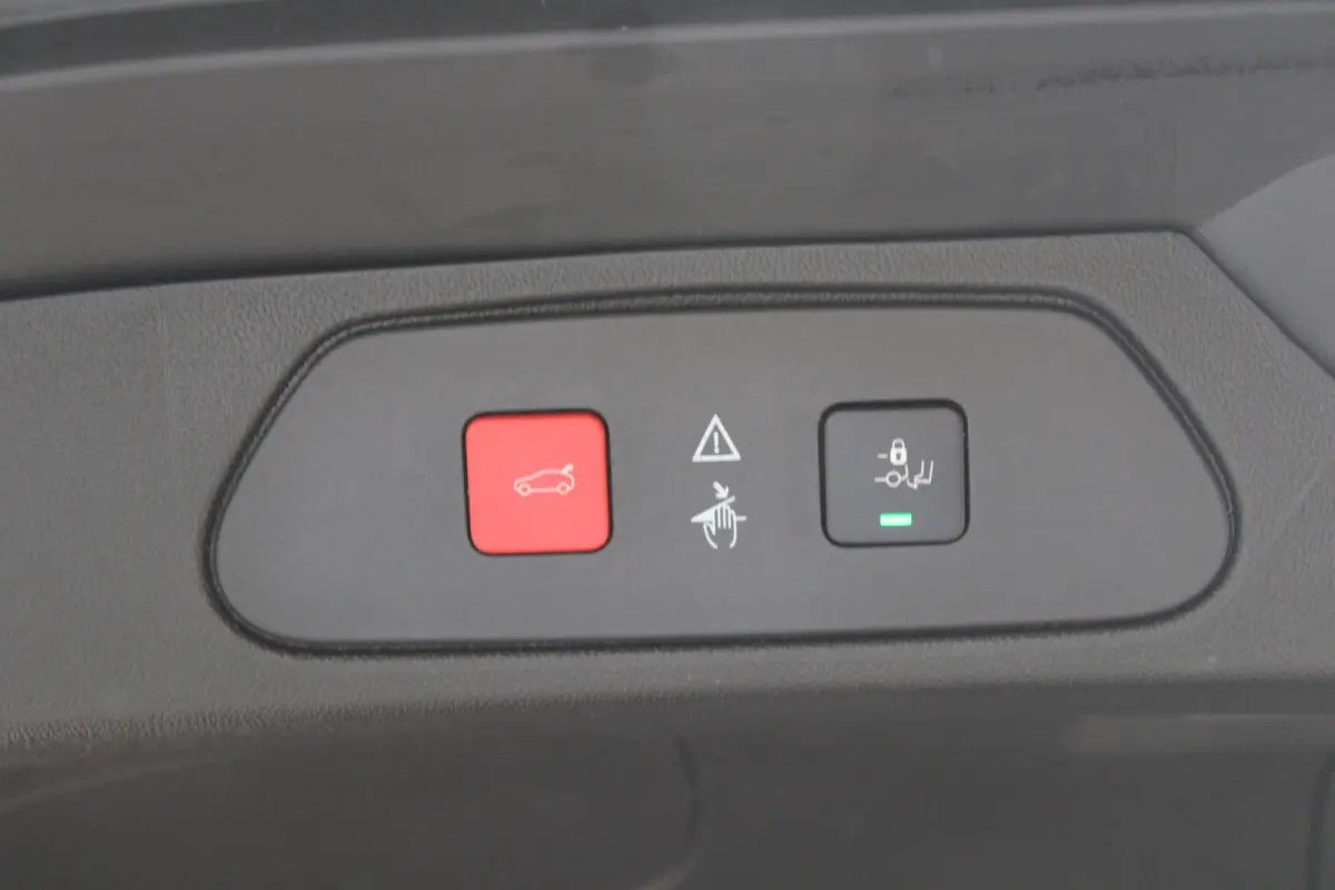1.6 Turbo Hybrid4 Business Executive | Afneembare trekhaak | Elektrische achterklep | Ledere bekleding | ACC |