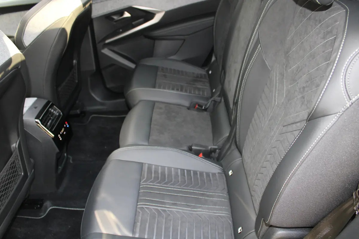 1.2 Hybrid 145 GT | Automaat | Navigatie | Camera | Panorama/schuifdak | Massage | Alcantara |