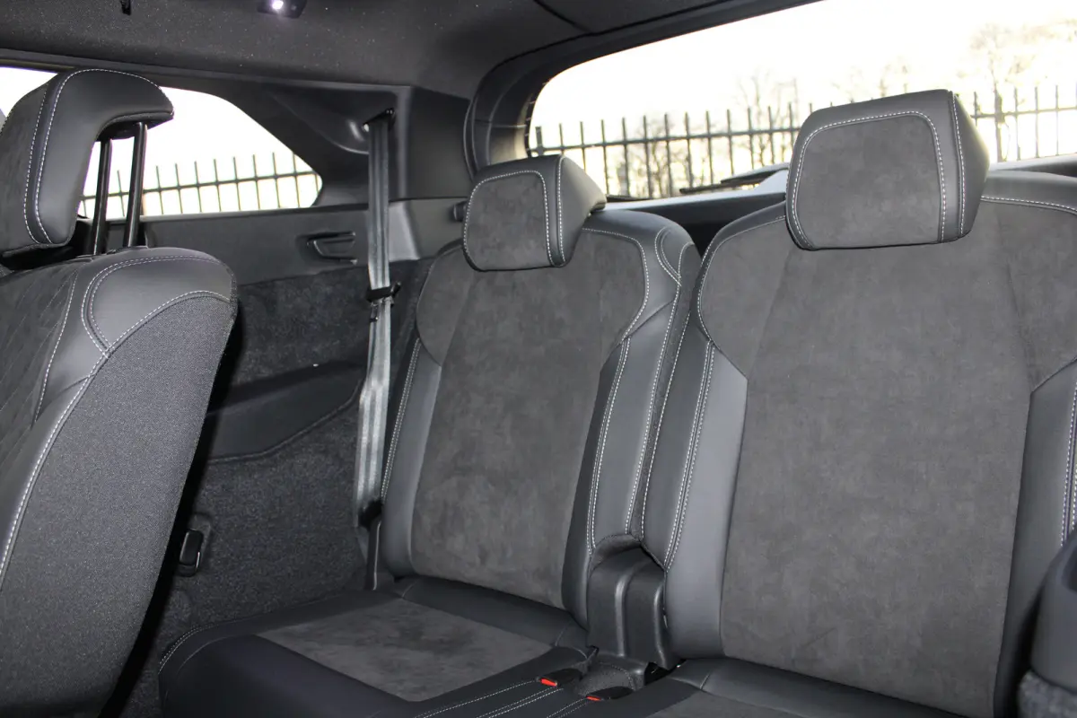 1.2 Hybrid 145 GT | Automaat | Navigatie | Camera | Panorama/schuifdak | Massage | Alcantara |