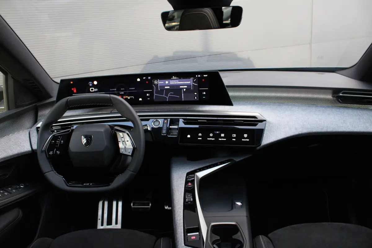 1.2 Hybrid 145 GT | Automaat | Navigatie | Camera | Panorama/schuifdak | Massage | Alcantara |