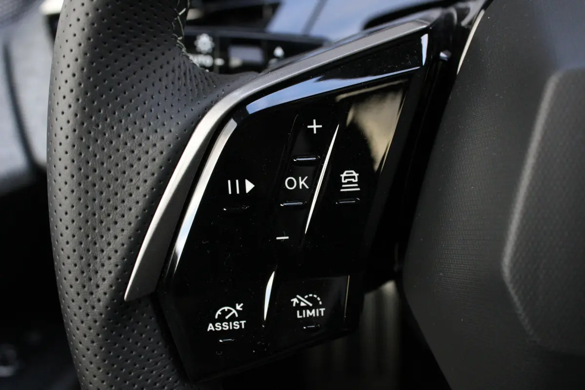 1.2 Hybrid 145 GT | Automaat | Navigatie | Camera | Panorama/schuifdak | Massage | Alcantara |