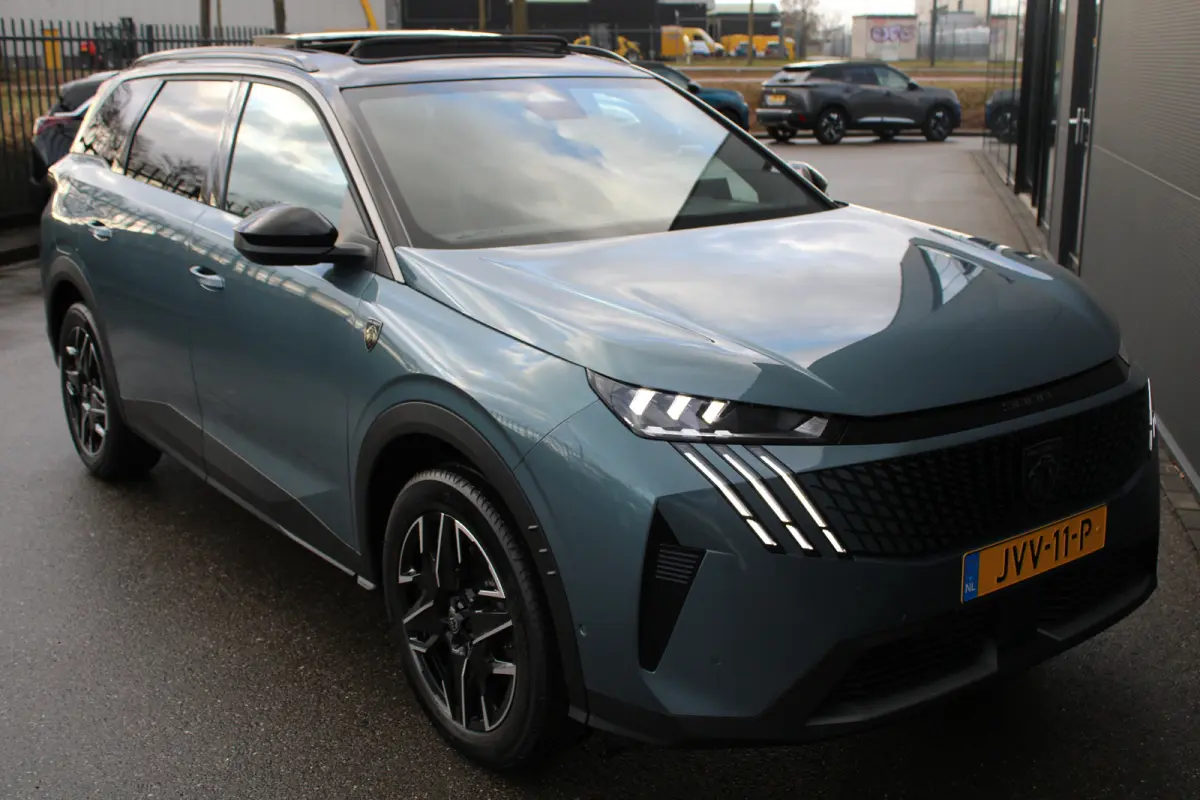 1.2 Hybrid 145 GT | Automaat | Navigatie | Camera | Panorama/schuifdak | Massage | Alcantara |