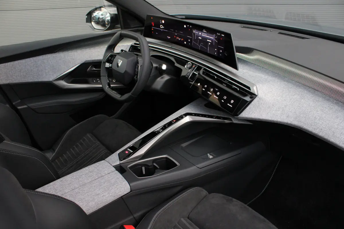 1.2 Hybrid 145 GT | Automaat | Navigatie | Camera | Panorama/schuifdak | Massage | Alcantara |