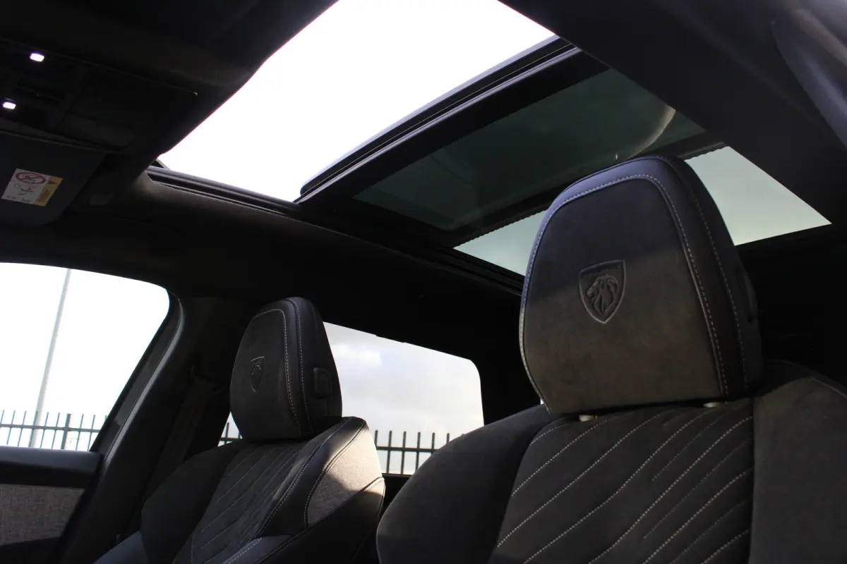 1.2 Hybrid 145 GT | Automaat | Navigatie | Camera | Panorama/schuifdak | Massage | Alcantara |