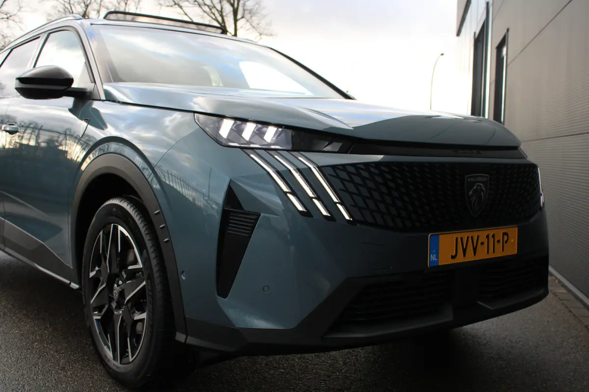 1.2 Hybrid 145 GT | Automaat | Navigatie | Camera | Panorama/schuifdak | Massage | Alcantara |