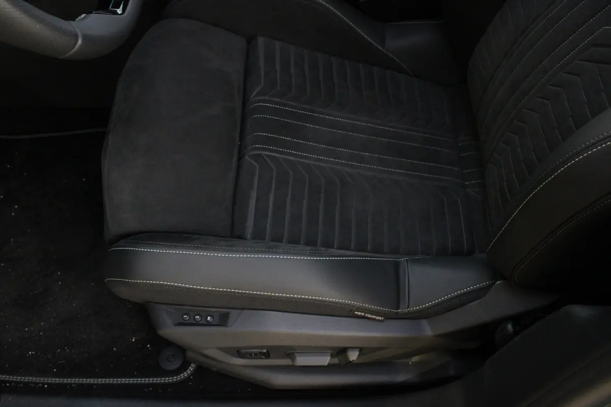 1.2 Hybrid 145 GT | Automaat | Navigatie | Camera | Panorama/schuifdak | Massage | Alcantara |