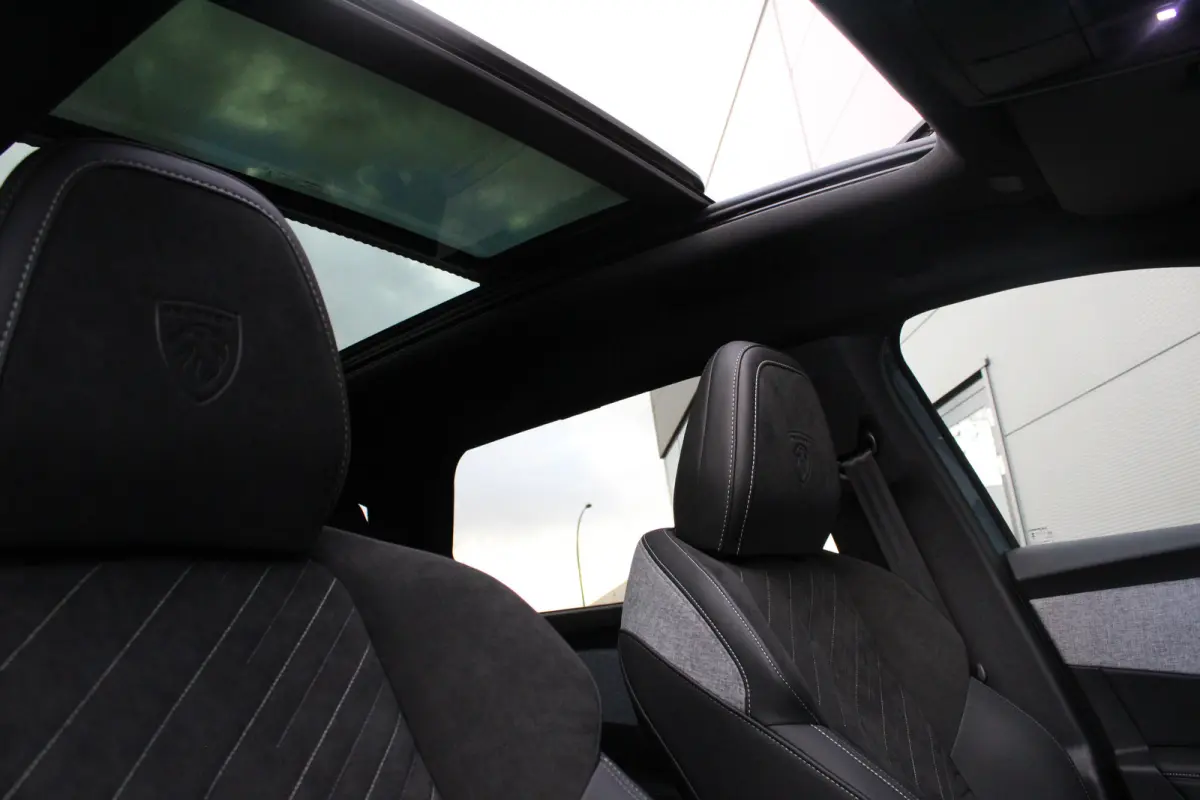 1.2 Hybrid 145 GT | Automaat | Navigatie | Camera | Panorama/schuifdak | Massage | Alcantara |