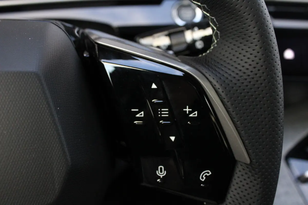1.2 Hybrid 145 GT | Automaat | Navigatie | Camera | Panorama/schuifdak | Massage | Alcantara |