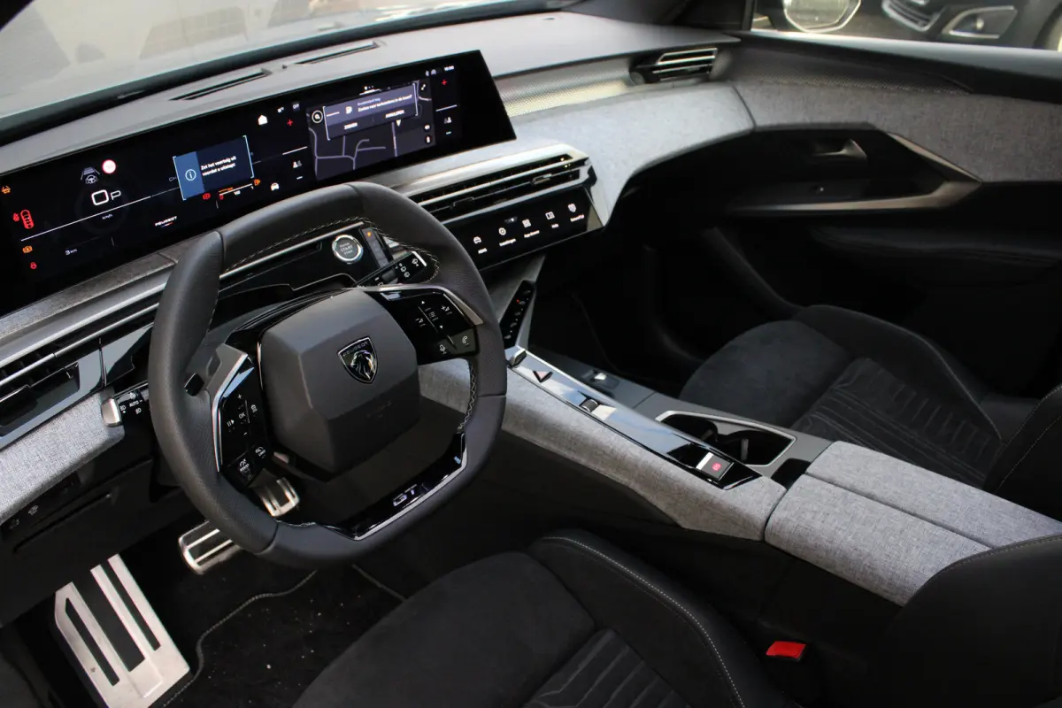 1.2 Hybrid 145 GT | Automaat | Navigatie | Camera | Panorama/schuifdak | Massage | Alcantara |