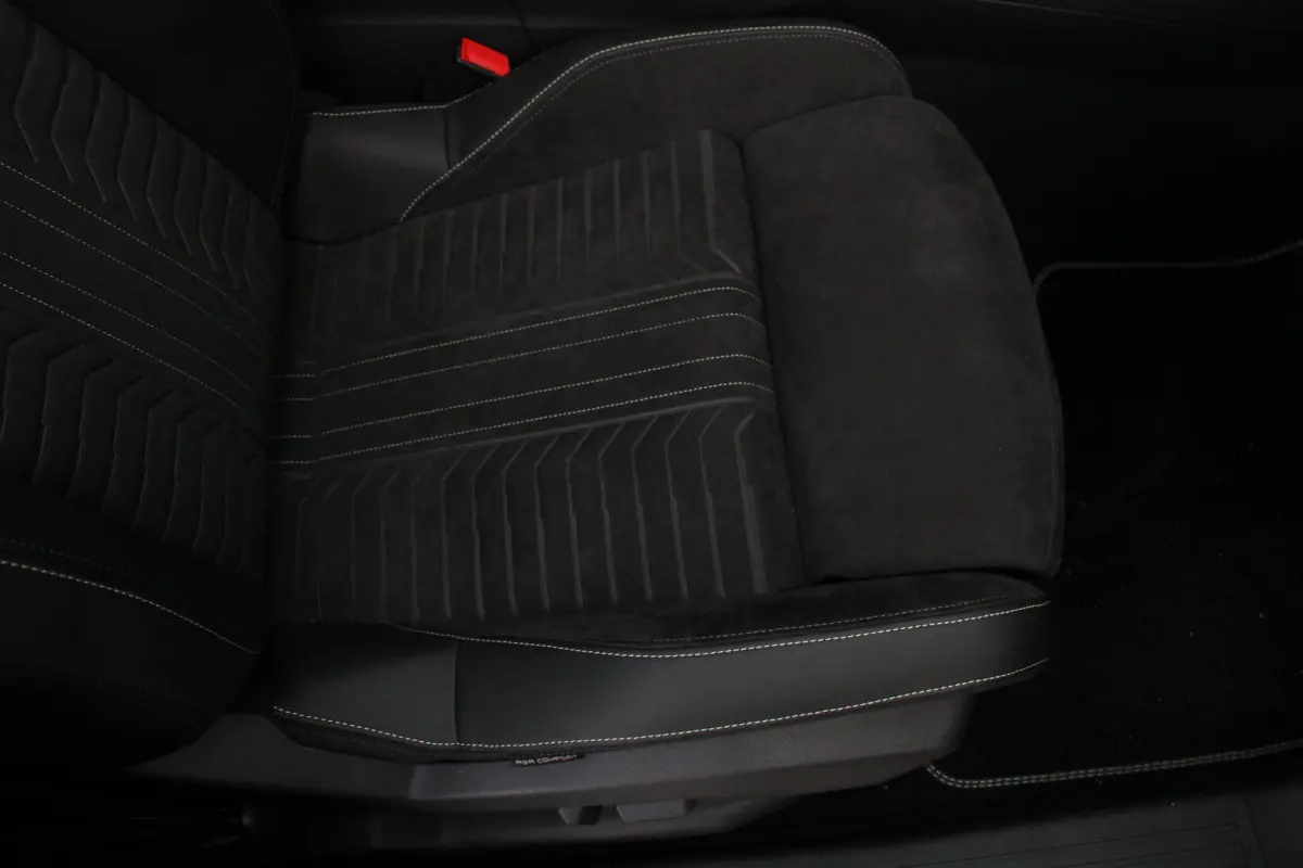 1.2 Hybrid 145 GT | Automaat | Navigatie | Camera | Panorama/schuifdak | Massage | Alcantara |