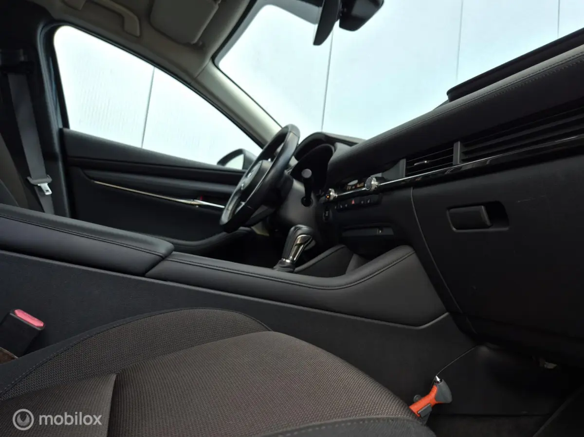 2.0 E-SKYACTIV-X M HYBRID 180 COMFORT MET BOSE AUTOMAAT/KEYLESS/LED/CAMERA/STOEL-STUURVERWARMING/HEAD-UP/ADAPTIVE CRUISE