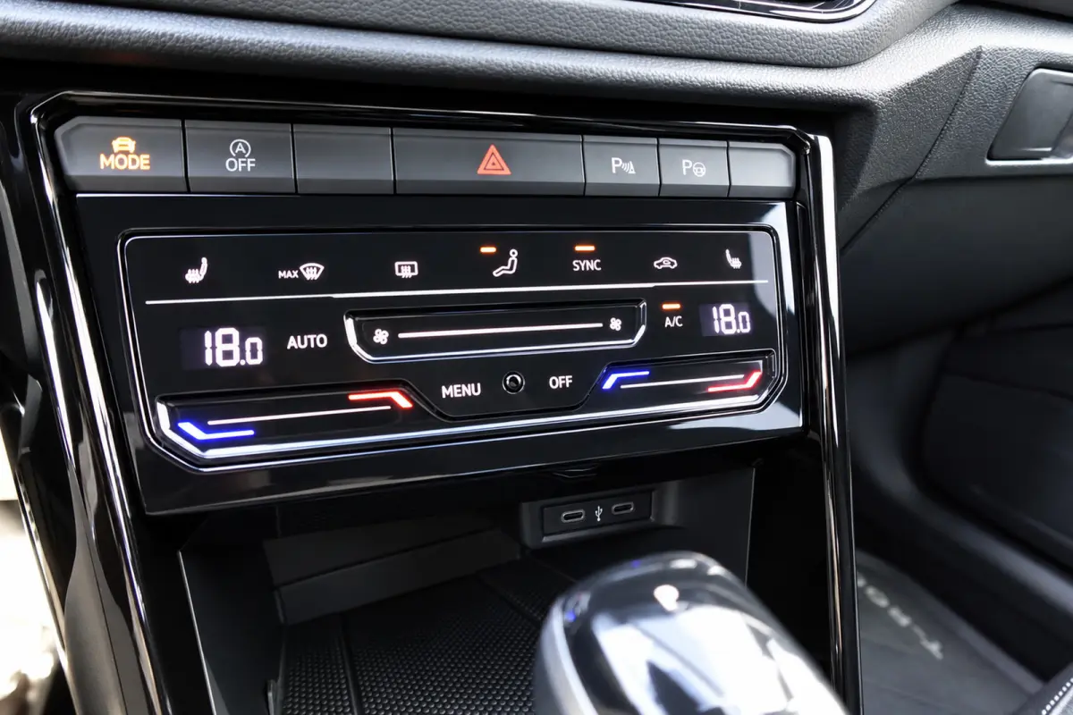 1.5 TSI R-Line Business+ PANO IQ.LIGHT ACC VOL