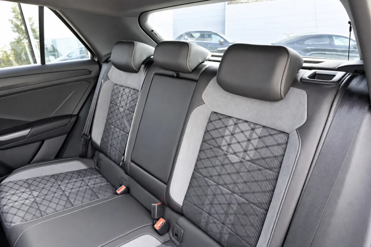 1.5 TSI R-Line Business+ PANO IQ.LIGHT ACC VOL