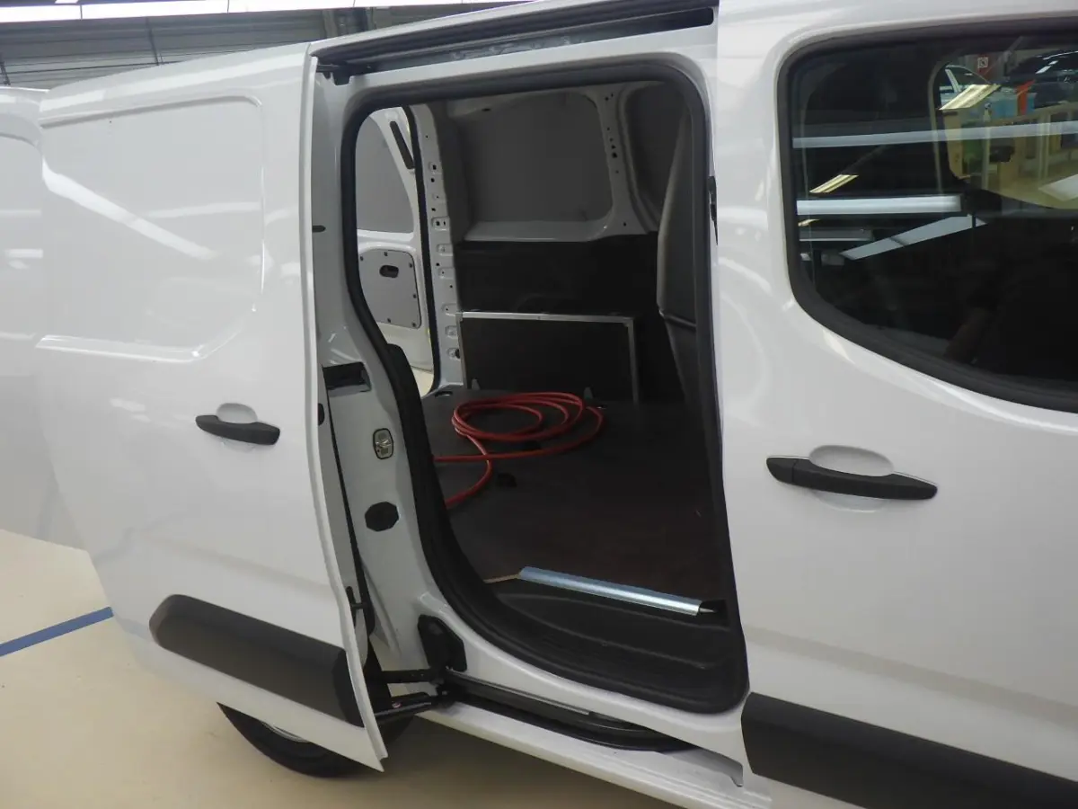 136 L1 50kWh | Fase 3 laden | SOH 99% | Navi by app | Apple carplay | Camera | Nieuw model | 3.300km |
