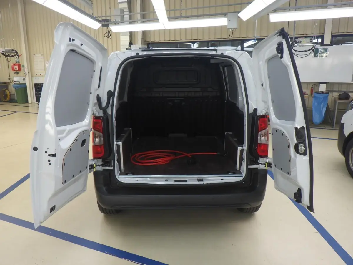 136 L1 50kWh | Fase 3 laden | SOH 99% | Navi by app | Apple carplay | Camera | Nieuw model | 3.300km |