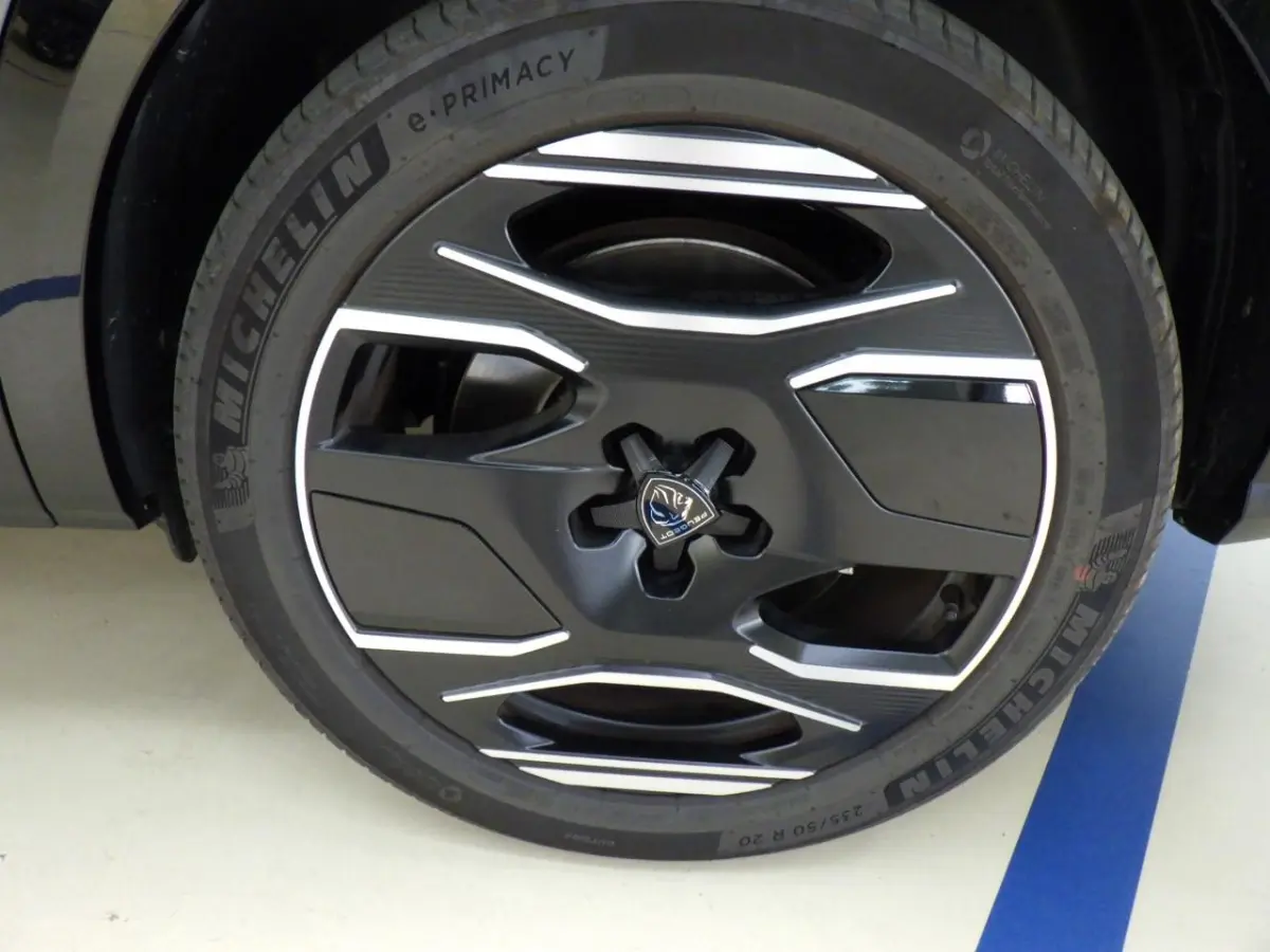 GT Exclusive 73 kWh 7p | Fase 3 laden | SOH 99% | Lederen bekleding | Massage | Trekhaak | 20 Inch | NL auto |