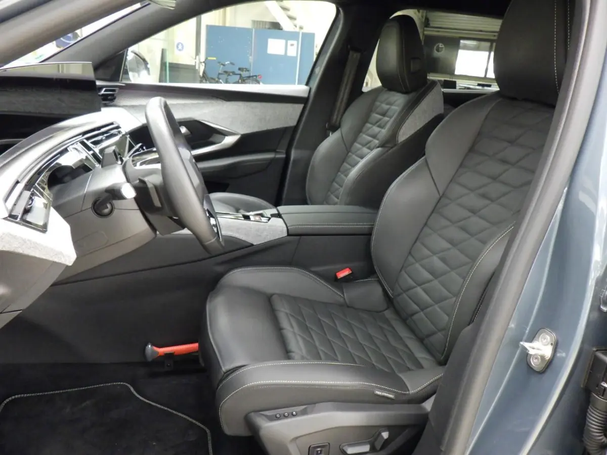 GT Exclusive 73 kWh 7p | Fase 3 laden | SOH 99% | Lederen bekleding | Massage | Trekhaak | 20 Inch | NL auto |