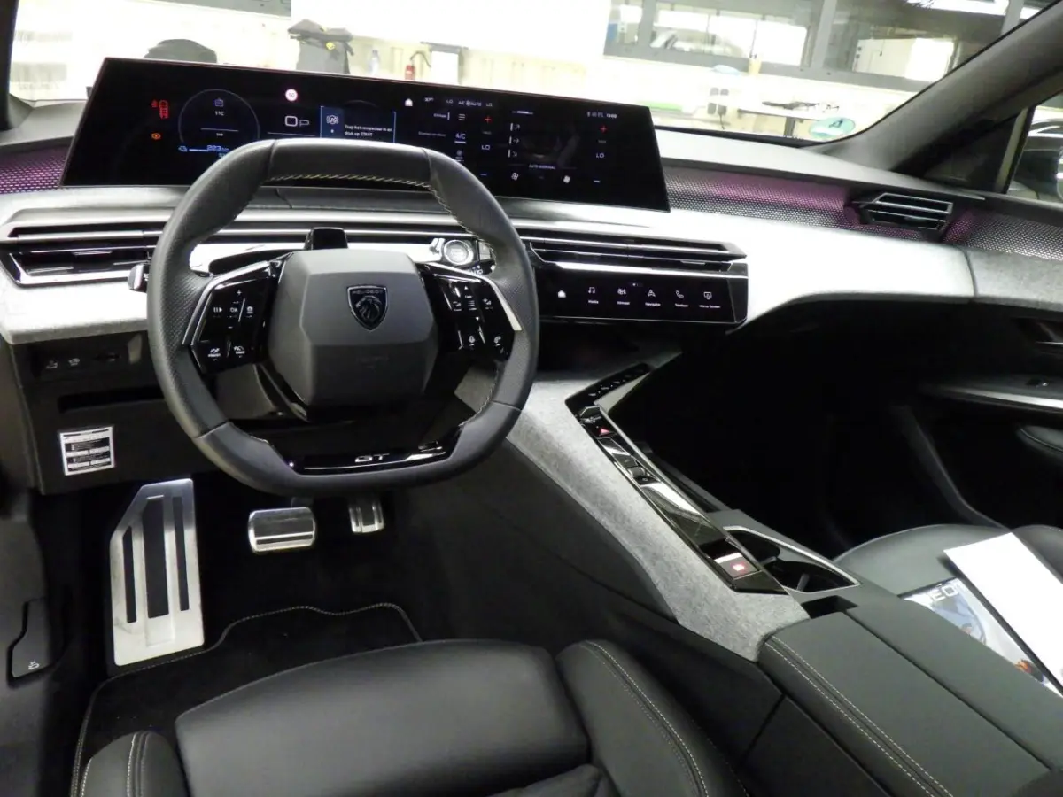 GT Exclusive 73 kWh 7p | Fase 3 laden | SOH 99% | Lederen bekleding | Massage | Trekhaak | 20 Inch | NL auto |