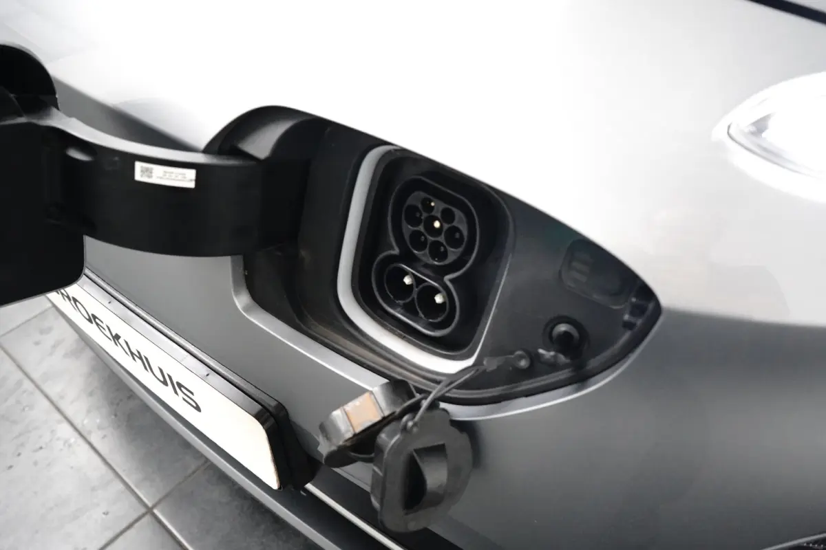 Comfort 64 kWh | Achterbank in delen neerklapbaar | Achteruitrijcamera | Airco (automatisch)