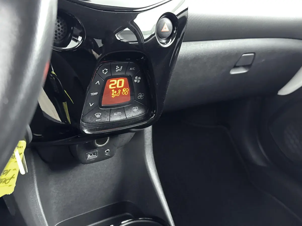 72 pk Allure | Apple Carplay/Android Auto | AchteruitrijCamera | Climate Control Getinte Achterruiten