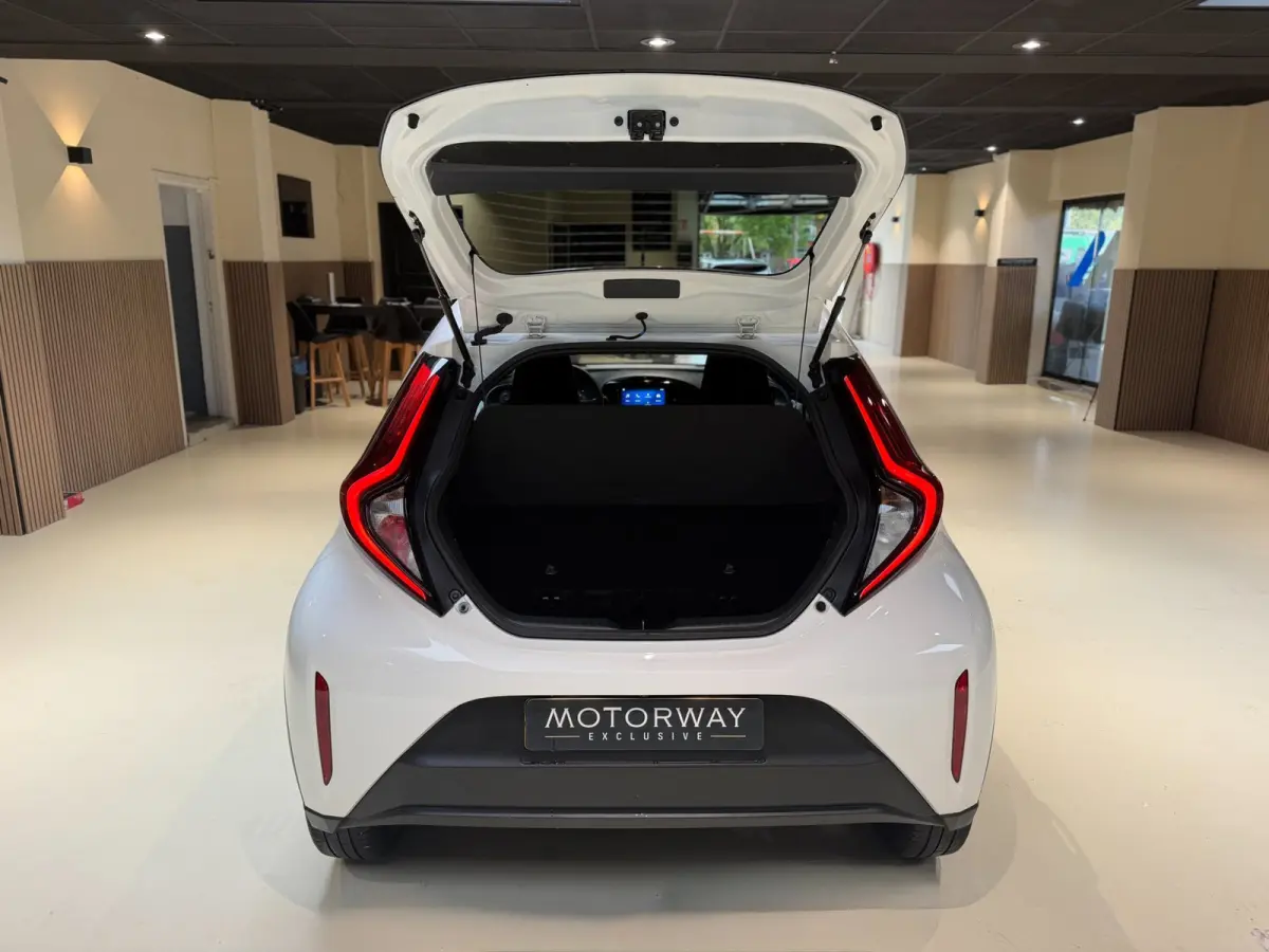 1.0 VVT-i MT Playi|Carplay|Camera| Airco|Acc|