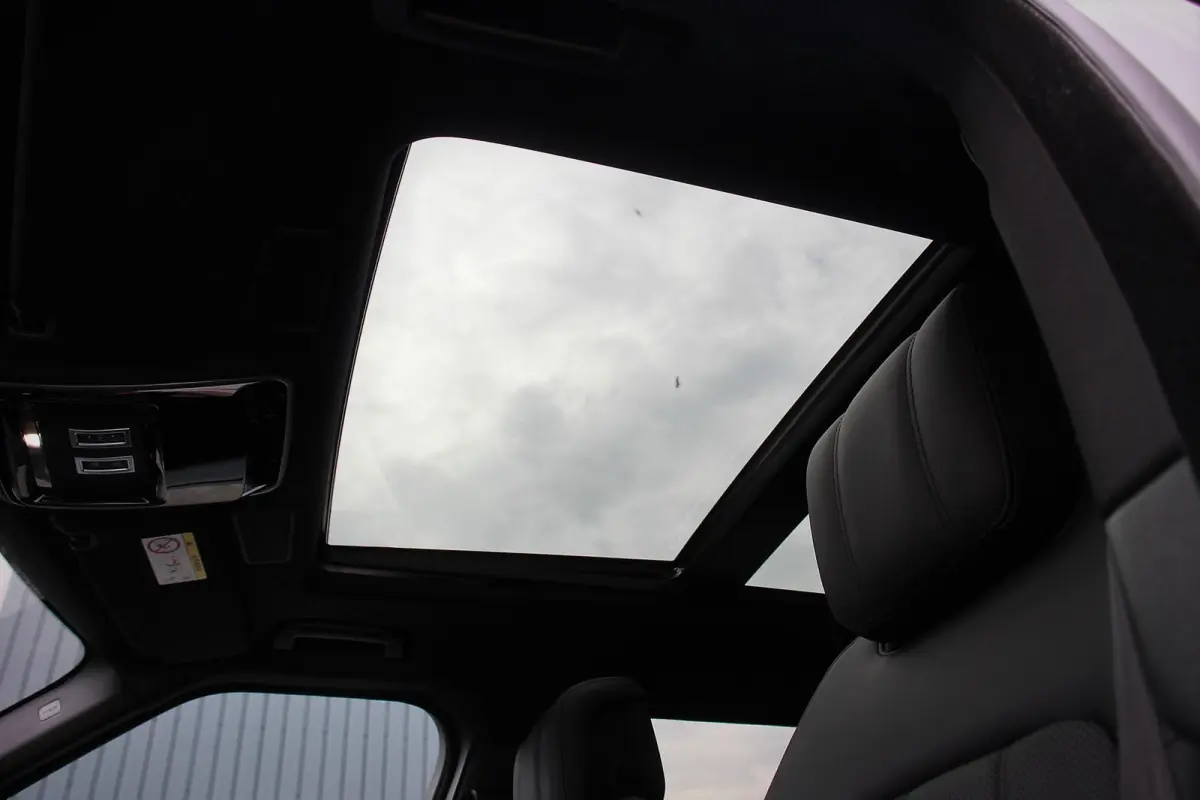 P400e HSE Hybrid Dynamic Leder Schuif / kantel / Panorama dak Meridian sound system Camera Electrisch bedienbare achterklep Standkachel