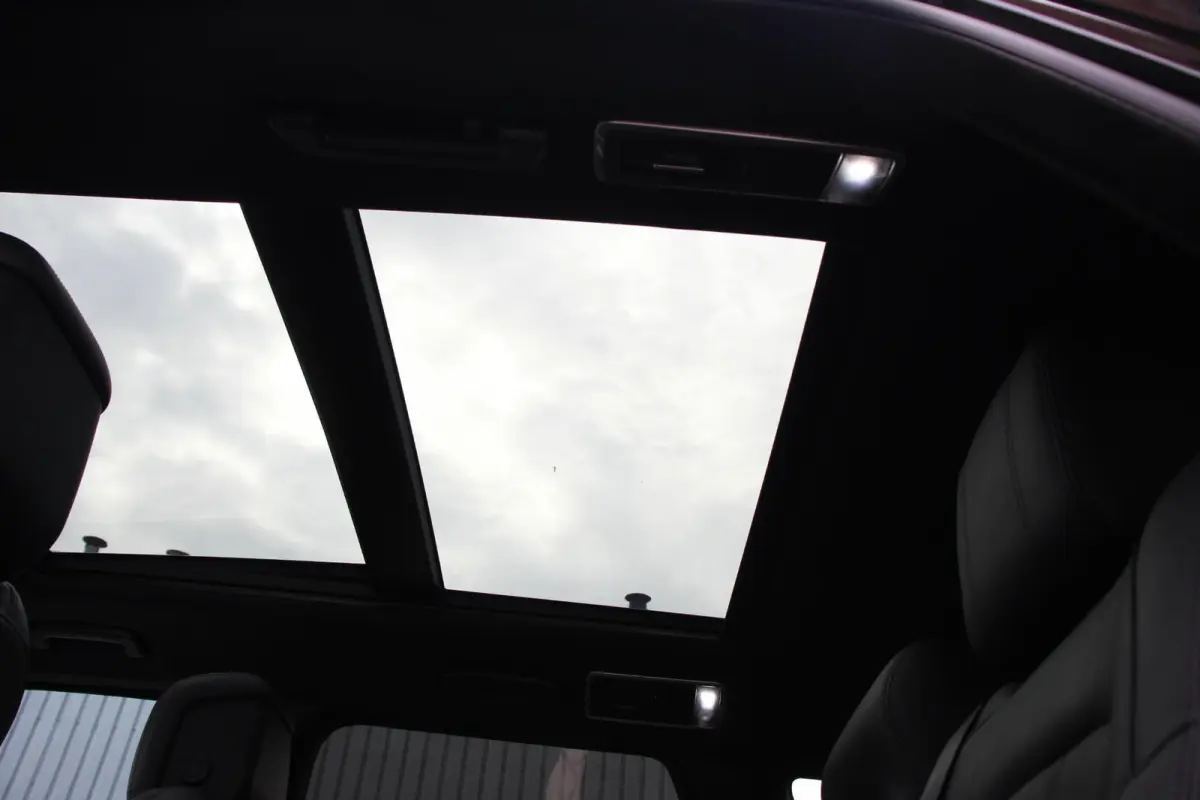 P400e HSE Hybrid Dynamic Leder Schuif / kantel / Panorama dak Meridian sound system Camera Electrisch bedienbare achterklep Standkachel