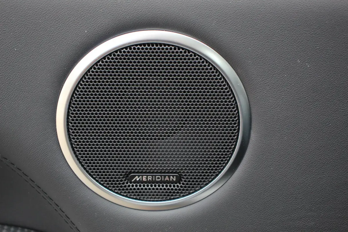 P400e HSE Hybrid Dynamic Leder Schuif / kantel / Panorama dak Meridian sound system Camera Electrisch bedienbare achterklep Standkachel
