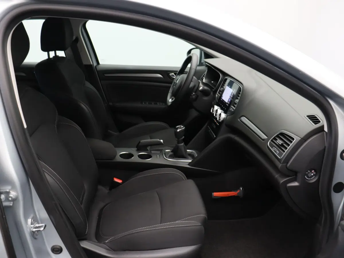 1.3 TCe Business Zen | Voor en achter parkeersensoren | Achteruitrijcamera | Climate Control | Navigatie | 1e eigenaar |