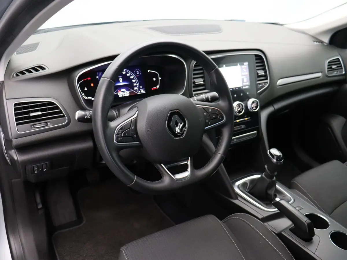 1.3 TCe Business Zen | Voor en achter parkeersensoren | Achteruitrijcamera | Climate Control | Navigatie | 1e eigenaar |