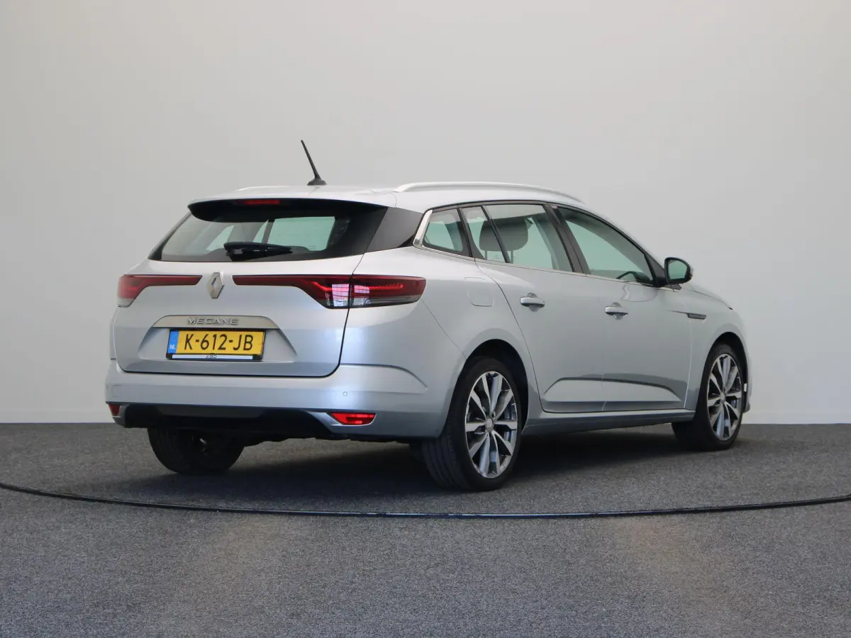 1.3 TCe Business Zen | Voor en achter parkeersensoren | Achteruitrijcamera | Climate Control | Navigatie | 1e eigenaar |