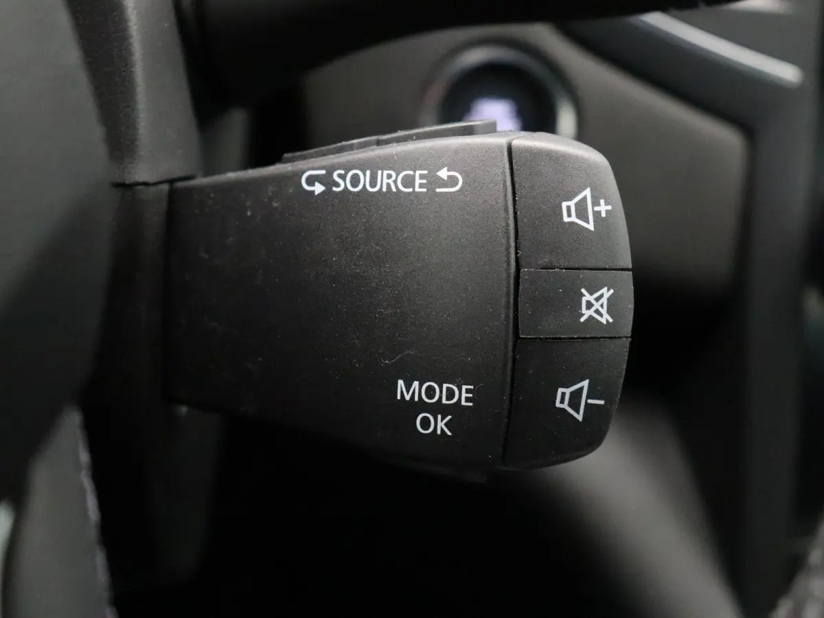 1.3 TCe Business Zen | Voor en achter parkeersensoren | Achteruitrijcamera | Climate Control | Navigatie | 1e eigenaar |