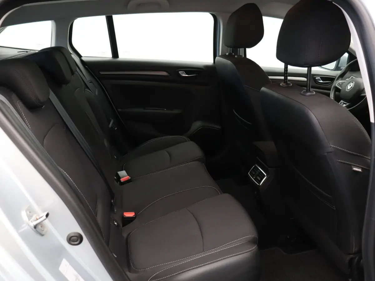 1.3 TCe Business Zen | Voor en achter parkeersensoren | Achteruitrijcamera | Climate Control | Navigatie | 1e eigenaar |