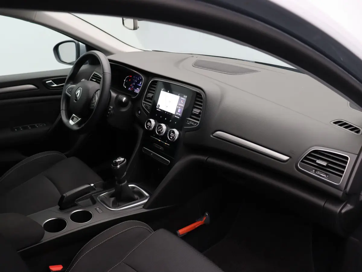 1.3 TCe Business Zen | Voor en achter parkeersensoren | Achteruitrijcamera | Climate Control | Navigatie | 1e eigenaar |