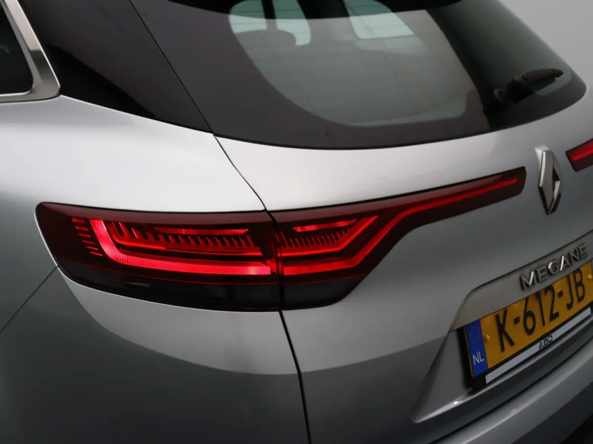 1.3 TCe Business Zen | Voor en achter parkeersensoren | Achteruitrijcamera | Climate Control | Navigatie | 1e eigenaar |