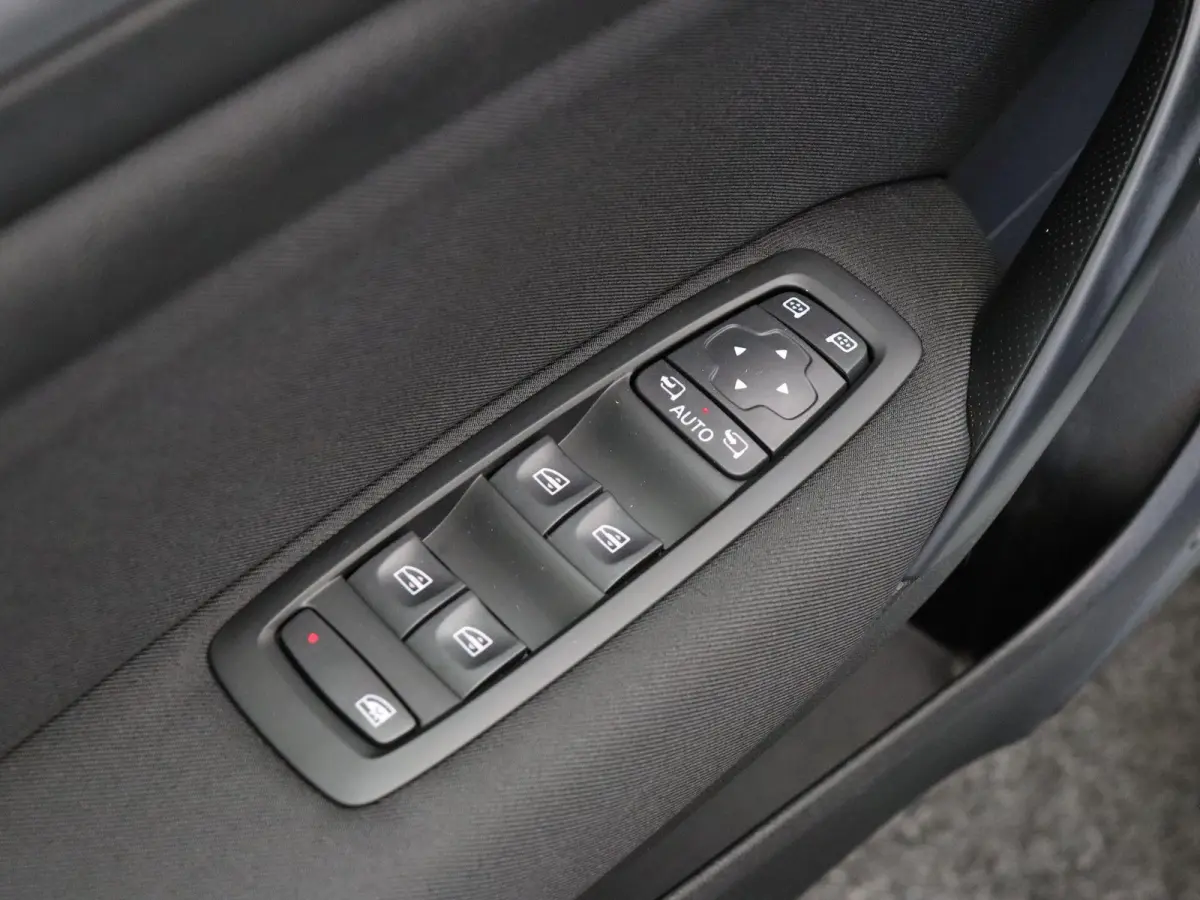 1.3 TCe Business Zen | Voor en achter parkeersensoren | Achteruitrijcamera | Climate Control | Navigatie | 1e eigenaar |