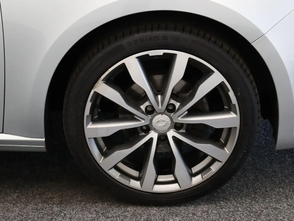 1.3 TCe Business Zen | Voor en achter parkeersensoren | Achteruitrijcamera | Climate Control | Navigatie | 1e eigenaar |
