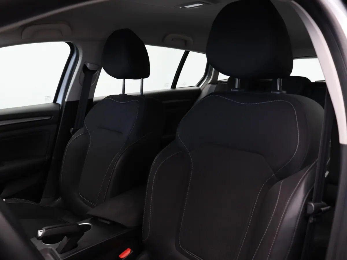 1.3 TCe Business Zen | Voor en achter parkeersensoren | Achteruitrijcamera | Climate Control | Navigatie | 1e eigenaar |