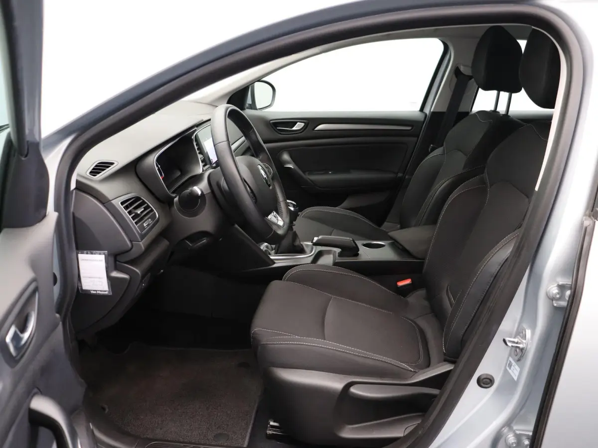 1.3 TCe Business Zen | Voor en achter parkeersensoren | Achteruitrijcamera | Climate Control | Navigatie | 1e eigenaar |