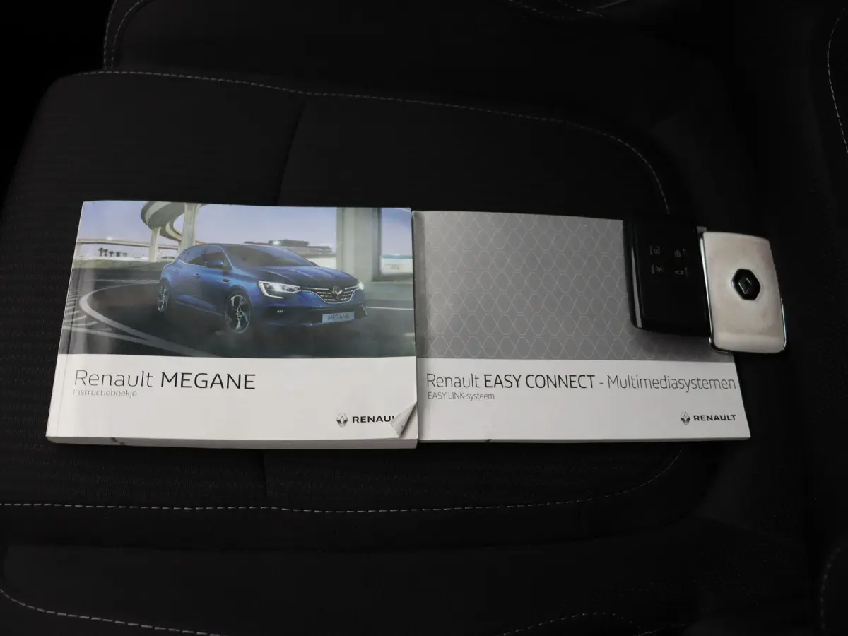1.3 TCe Business Zen | Voor en achter parkeersensoren | Achteruitrijcamera | Climate Control | Navigatie | 1e eigenaar |