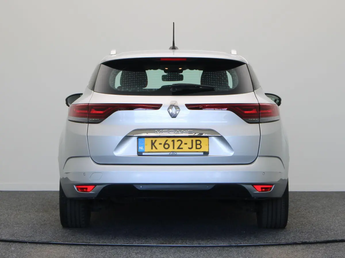 1.3 TCe Business Zen | Voor en achter parkeersensoren | Achteruitrijcamera | Climate Control | Navigatie | 1e eigenaar |