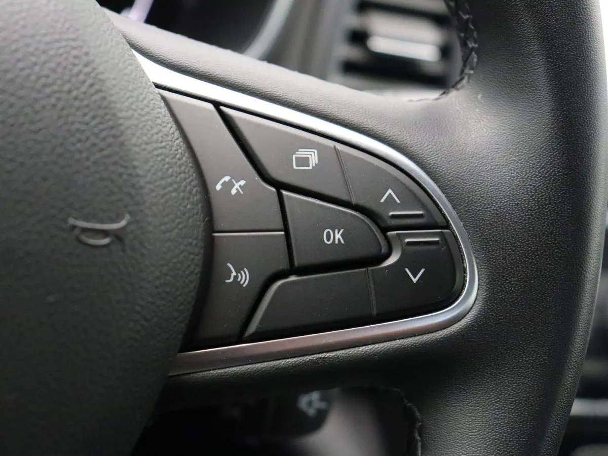 1.3 TCe Business Zen | Voor en achter parkeersensoren | Achteruitrijcamera | Climate Control | Navigatie | 1e eigenaar |