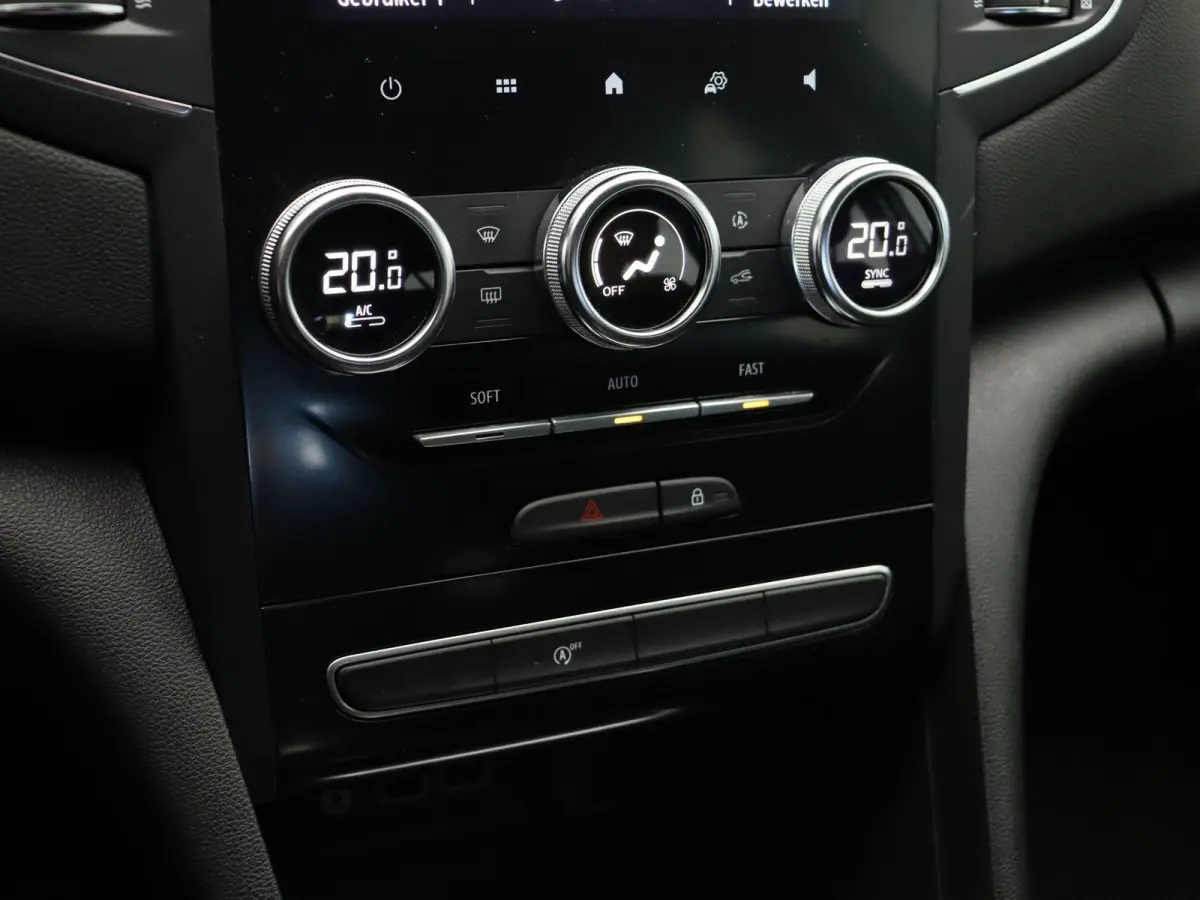 1.3 TCe Business Zen | Voor en achter parkeersensoren | Achteruitrijcamera | Climate Control | Navigatie | 1e eigenaar |